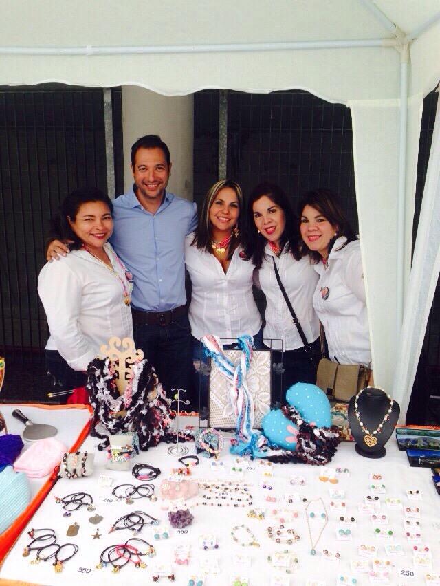 mariangels1311's tweet photo. Gracias por tu carisma y apoyo incondicional Concejal Rafael del Rosario! Feria por el día de los artesanos! http://t.co/e4c0hBfBqh