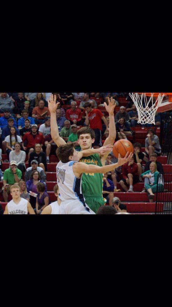 HoopPosting's tweet photo. When you mess up and see coach sending someone to sub in for you...
#Division6Bound http://t.co/399Fxn3Ozh