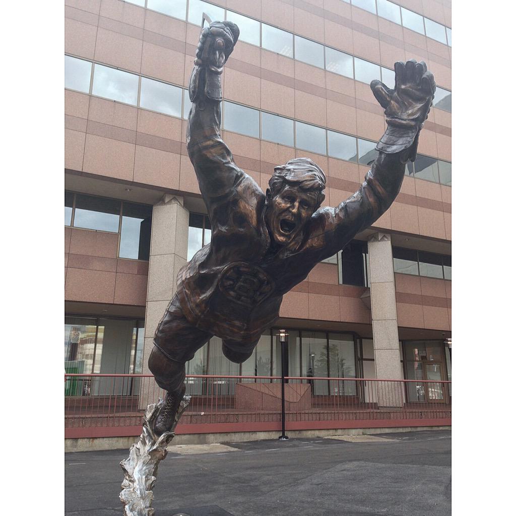 Happy birthday Bobby Orr! You\re such a rare hockey player (a Boston Bruin I respect). 