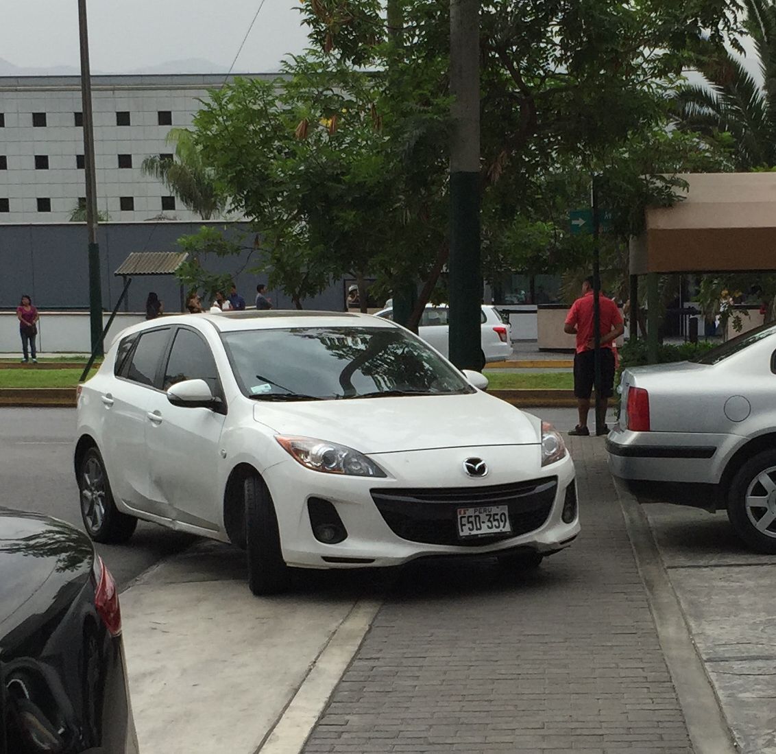 CEO_ES's tweet photo. @PoliciaPeru 20.03.2015. 09:24am.MAL ESTACIONADO. Cruce Av. Encalada/Calle Boulevard. Frente Embajada USA. MULTA! http://t.co/0wjW8uTAH6