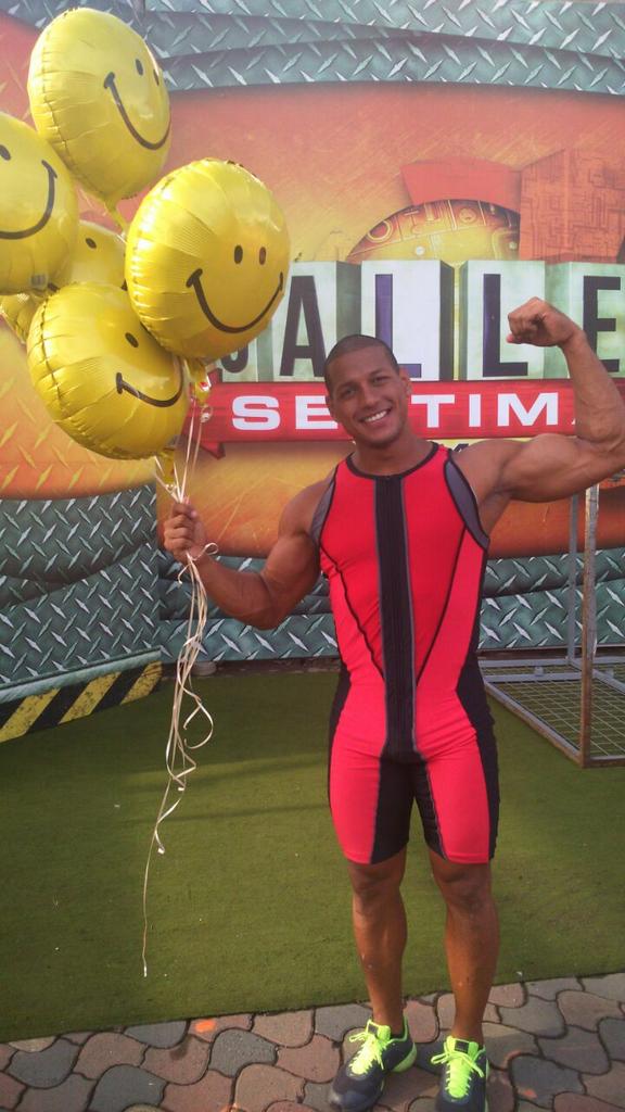 tctelevision's tweet photo. ¿Qué competidor más feliz que @DouglasC7tc?
Él luchó y se llevó el campeonato pasado de @calle7tc.
#TCMeDaFelicidad http://t.co/sUIIcB26e2
