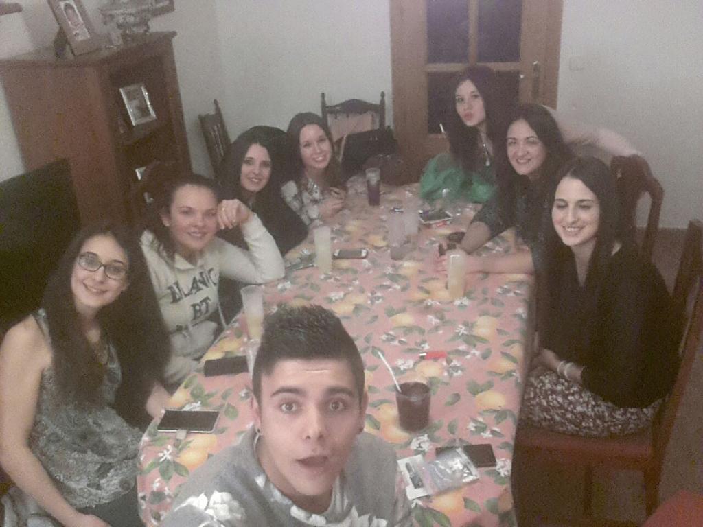 maritereekksmsu's tweet photo. @camarilla_cris @rociio_lomas @sebashard26 @begodiaaz @ceciliasilvente @Laurisruizz  @victoria_paton carrera de 🐴🐴 http://t.co/D8cI1Y2saH