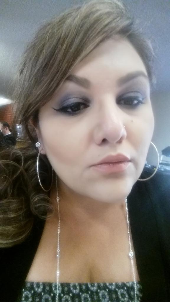 PauleyRene's tweet photo. See. Used my contour kit for the first time. I'd said I did a pretty decent job. #lookatthosecheekbones http://t.co/iRCbMbhWlJ