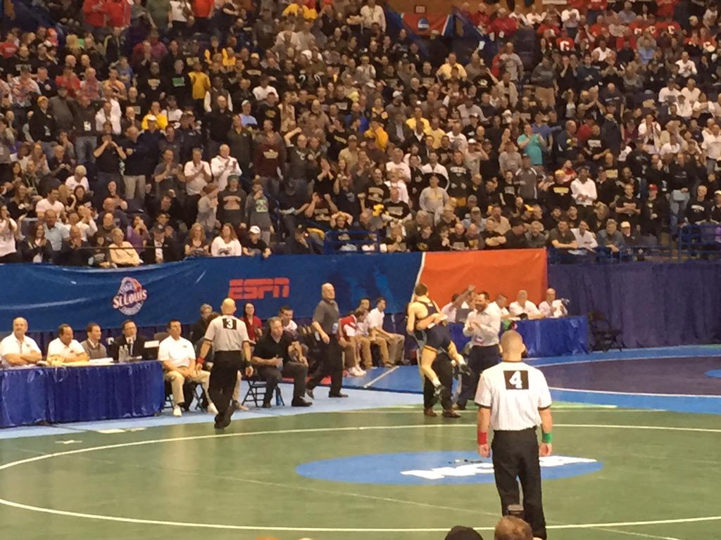FloWrestling's tweet photo. THIS PLACE JUST WENT ON STEROIDS! ALL CUZ UNSEEDED @Zmoisey PULLED OFF THE #BEASTMODE PERFORMANCE OF THE YEAR! http://t.co/8IA6xXxlTb