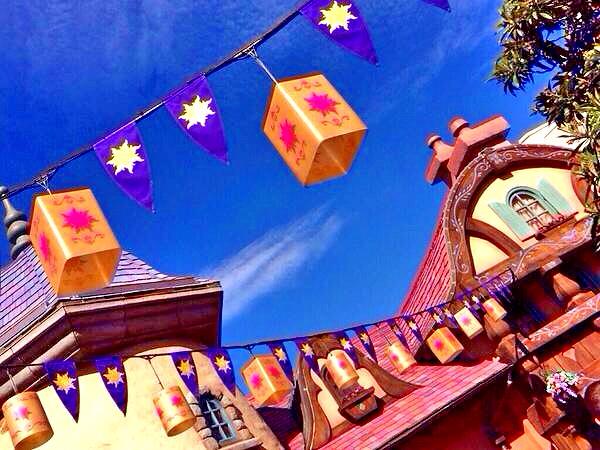 ラプンツェル Ar Twitter フロリダのディズニーいつかいきたいいい ラプンツェルの党とか街みたい Http T Co 7iod1hc7dq