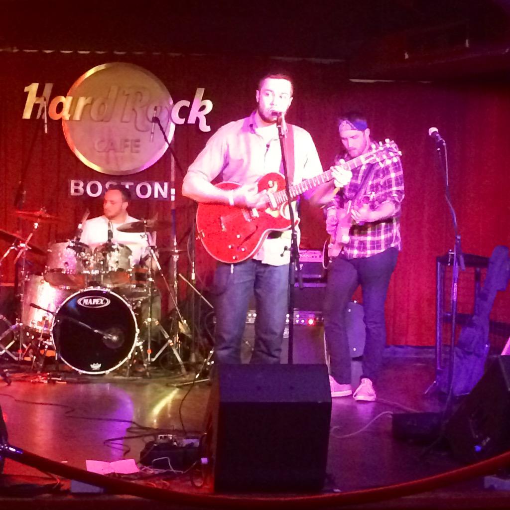 MusicDrivesUs's tweet photo. .@RedLightRadioNH takes the stage! Best described as blues/rock/country, give them a listen at http://t.co/lL3X9DKHOq http://t.co/xqU413E2gF