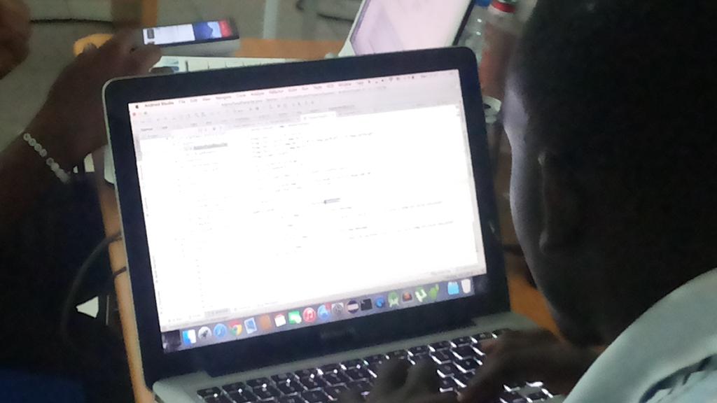 konan_maurel's tweet photo. Il est 1h29 et ça code toujours par ici #hackathon #elecTech15 http://t.co/MMxGcctxvZ
