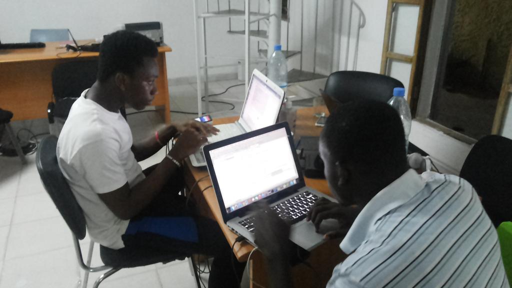 konan_maurel's tweet photo. Il est 1h29 et ça code toujours par ici #hackathon #elecTech15 http://t.co/MMxGcctxvZ