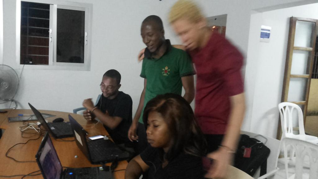 konan_maurel's tweet photo. Il est 1h29 et ça code toujours par ici #hackathon #elecTech15 http://t.co/MMxGcctxvZ