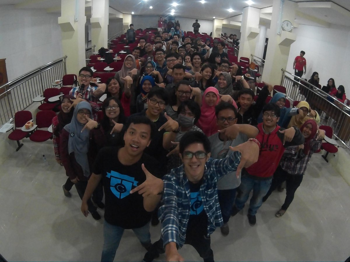 COMPFEST's tweet image. Acara diakhiri dengan foto bersama. Terima kasih sudah hadir pada seminar OrganizeIT CompFest7 :D #ExploreITon