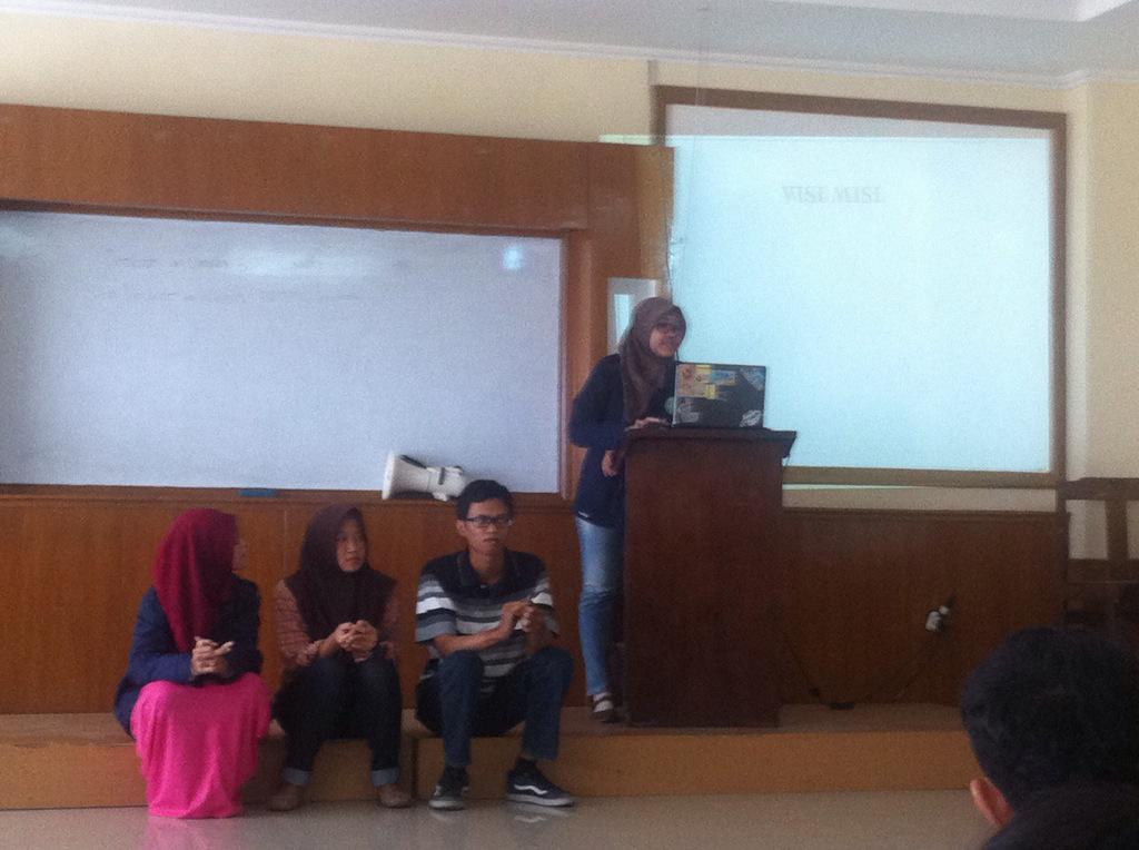 BEMPGeografiUNJ's tweet photo. Sekarang dari biro Kaderisasi nih lagi menjelaskan prokernya #livetweet http://t.co/SHAL80u4Z2
