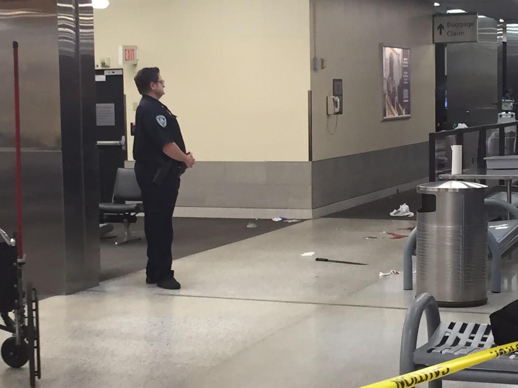 CreamMoneyTeam's tweet image. Crisis at NOLA airport after shooting. Entire terminal evacuated. #WhatSecurity? #breaking #NOLAairportshooting