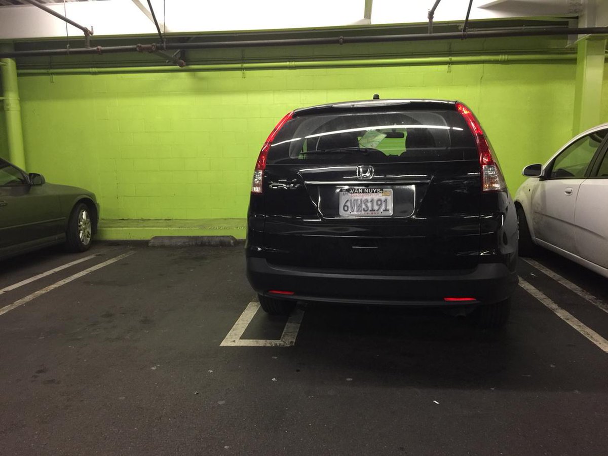 alinacanfly's tweet photo. Is there a website for shaming people who suck at parking? I was parked there. My friend couldn't get in her door. 😤 http://t.co/v0iuMl3pOi