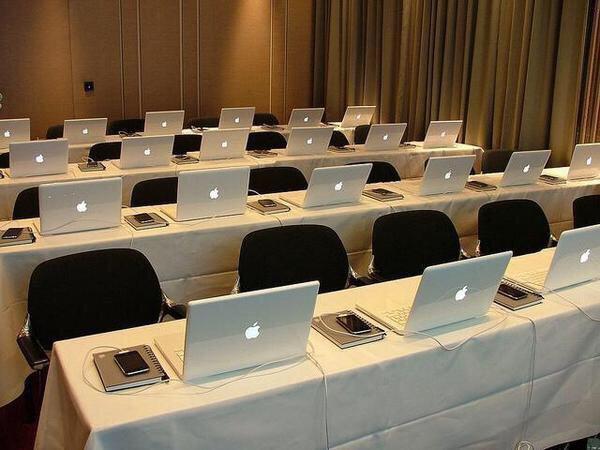 StumblerVideos's tweet photo. my school attendance would be so perfect with classroom like this http://t.co/3yECJhYxHz