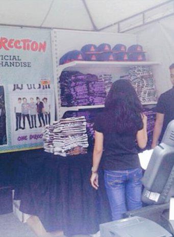 uhjthr's tweet photo. #new The new merch stand at the MOA Grounds
#NOCHILLPHILIPPINES
#OTRAManila
#onedirectionliveinmanila http://t.co/PfKSrhmcj6