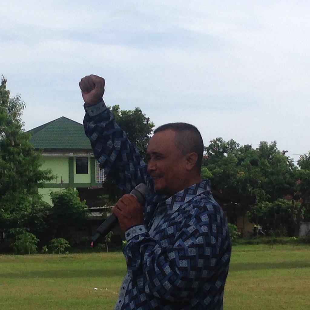 LIGASMADA's tweet photo. Pak Prayit menyampaikan sambutan dalam pembukaan liga smada 2015.
Salam olahraga! SMADA JAYA! http://t.co/PYua8AbNrA