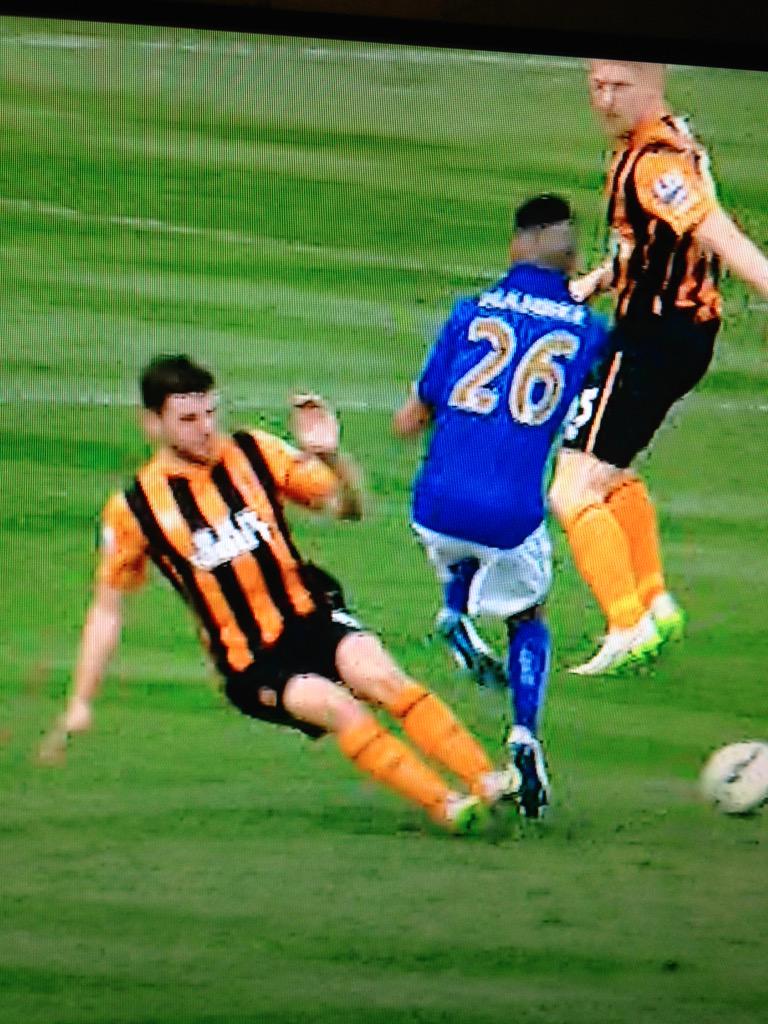 BenGoddard1's tweet photo. Isn't that a red card offence #shutupstevebruce! #SSNHQ http://t.co/Xv3C2pHykv