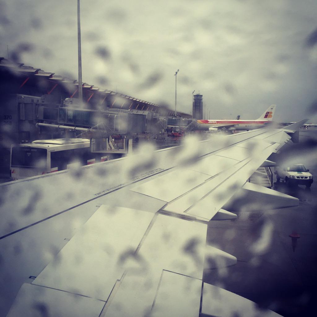 A bordo!! Esta noche concierto en Londres!! 🇬🇧 #EfectoPasillo #London #NoImportaQueLlueva <a href="/RockSinUK/">Rock Sin Subtítulos™</a>