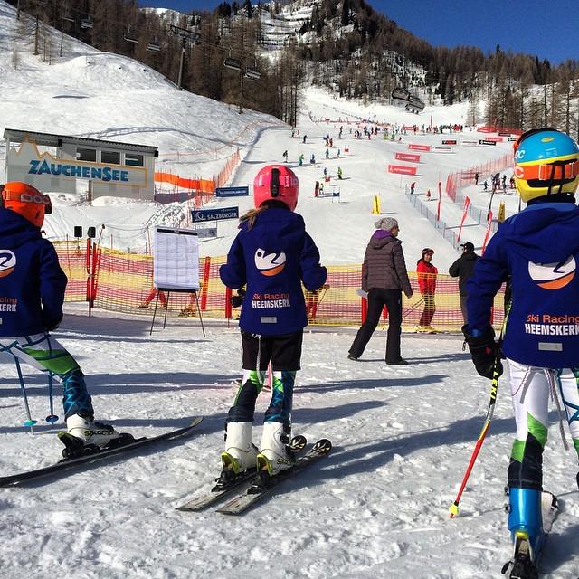 yannickenting's tweet photo. Micha, Elke en Floris nog even de ski cross aan het nalopen. #littleracers #SRH #racing #Zauchensee #kidstrophy #sk… http://t.co/iOiBKjKhor