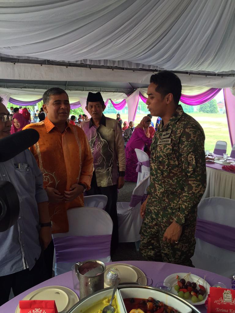 Khairykj's tweet photo. Menghadiri kenduri kahwin anak saudara IGP @KBAB51 di Flat Seroja, DUN Paroi Parlimen #Rembau. http://t.co/7EnUGITbuN