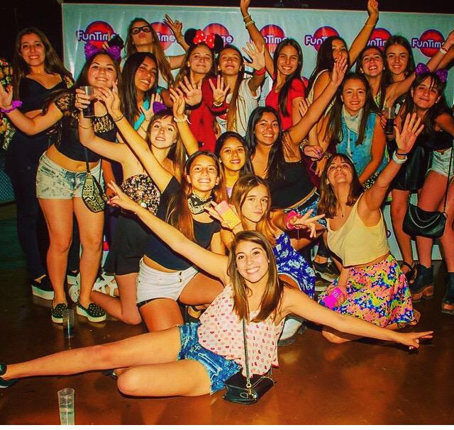 Carolinaguarni's tweet image. Llegamos las del micro 4 queremos las palmas de todos arriba #FuntimeJulio2014 #GrupoRosa queremos volver !!!!!!!!