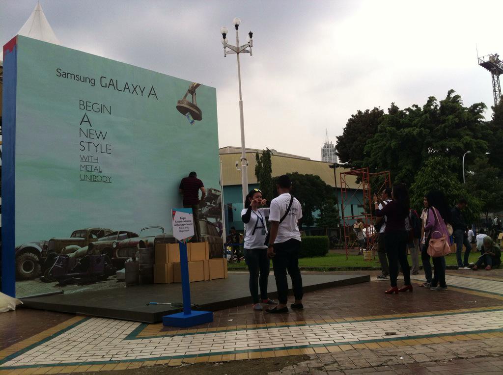 oh iya, acara Avenew Fair ini GRATIS lho! bakalan ada <a href="/SOREband/">SORE</a>, <a href="/payungteduh/">payungteduh</a>, <a href="/RANforyourlife/">RAN</a> dll juga! #BeginWithA