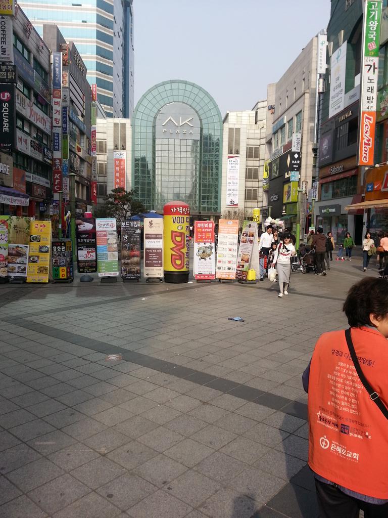 광고도 좋지만 길거리 반넘게 막아놓고 뭐하는 짓들인지 관할구청은 단속좀해야겠네요.