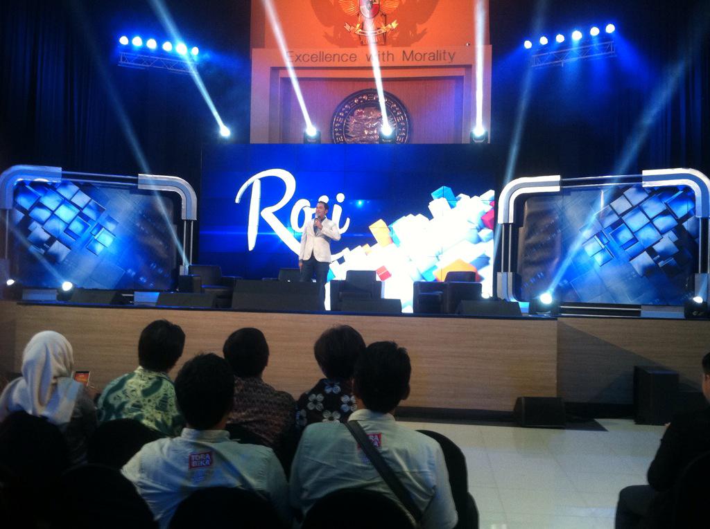 KompasTV's tweet photo. Sudah ada @pandji menghibur si #KOMPASKAMPUS Surabaya sebelum talkshow #ROSI dimulai. http://t.co/YxfsKwrbEk