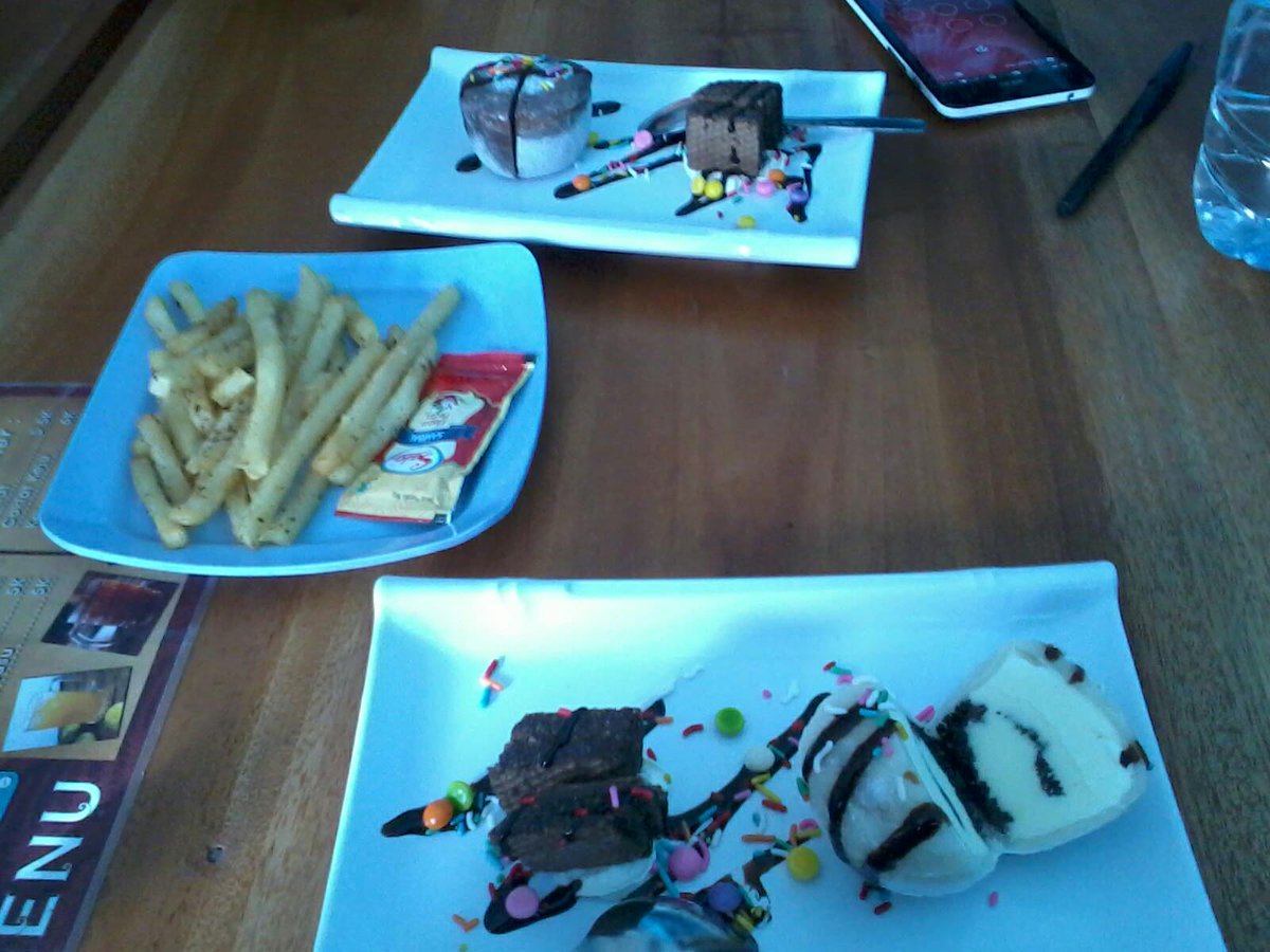 retskyairen's tweet photo. Finally @MochikimoJogja with @ArooChand92 n friends itadakimasu =9 http://t.co/TuTzaLf8uV