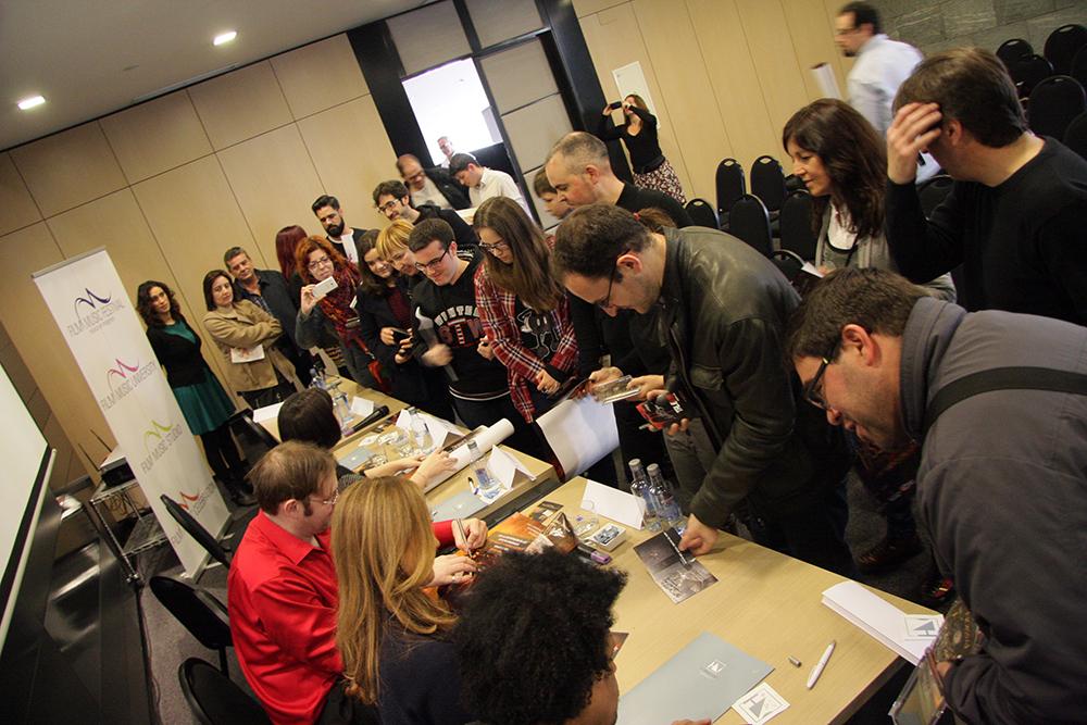 film_music_fest's tweet photo. AHORA. Firma de discos con los artistas internacionales que hoy protagonizarán el concierto de 'La Pasión de Cristo' http://t.co/R4dgSUWk46