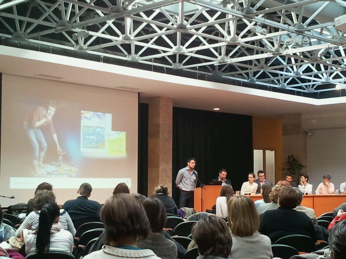 netgeneracio's tweet photo. Vendler Balázs a kis játékok nagy játékokba való illesztésérôl mesél #digikonf2015 #videotanar http://t.co/MDWzdtKAGi