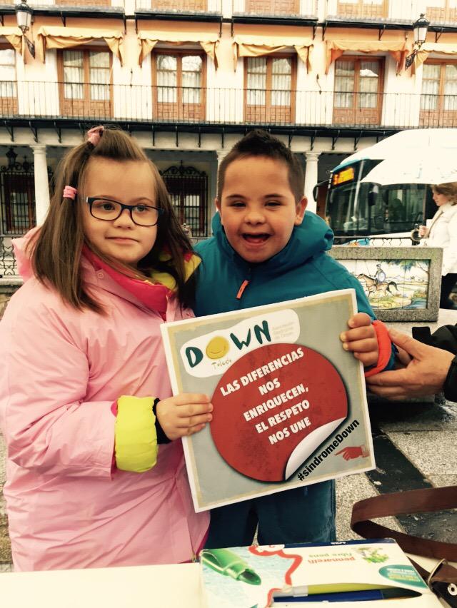 DOWNTOLEDO's tweet photo. Julia y Ruben también celebran #DiaMundialdelSindromedeDown http://t.co/WOk7BSDjul