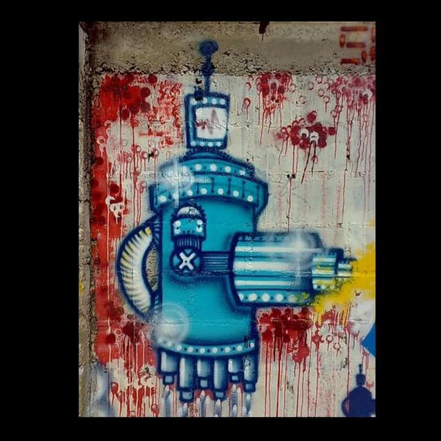 Otherbots's tweet image. SCRAU
Um dia desses por ai. 
#spraycan #sprayrobot #robot #scrawl #scrau #street #loveblue #inkrobot by scrau98