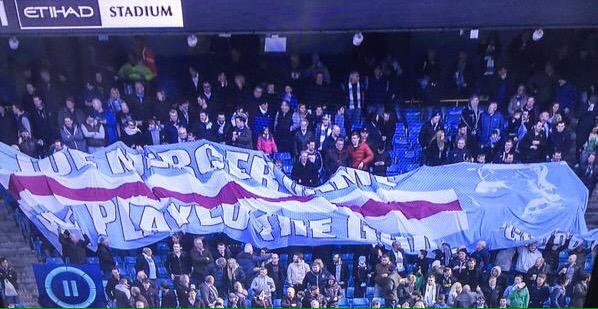 daiIybriefing's tweet photo. Giant flags only work if you have enough supporters to lift it, Manchester City. http://t.co/wtOde9yUGc