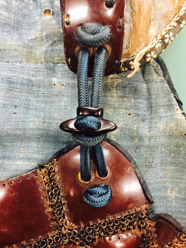 鎧甲冑製作所 佐藤 角鞐 つのこはぜ という牛の角でできたダッフルコートのボタンみたいな部品が無くなっていたので水牛の角を削り出し 拭き漆して新造 高紐 たかひも も色を合わせて時代付けして付け直し 甲冑修理 Http T Co Tnhjxpdslo Twitter