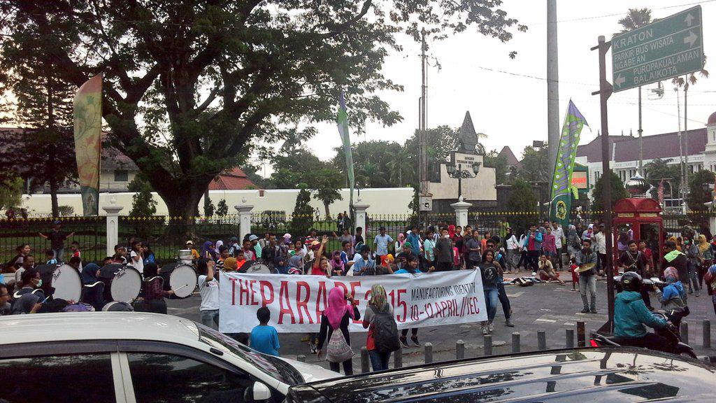 infojogja's tweet photo. RT @theParade2015: Ada Marching Band yg seketika muncul dari antah berantah membentangkan spanduk #TheParade2015 ~\o/ http://t.co/iElAivq4wn
