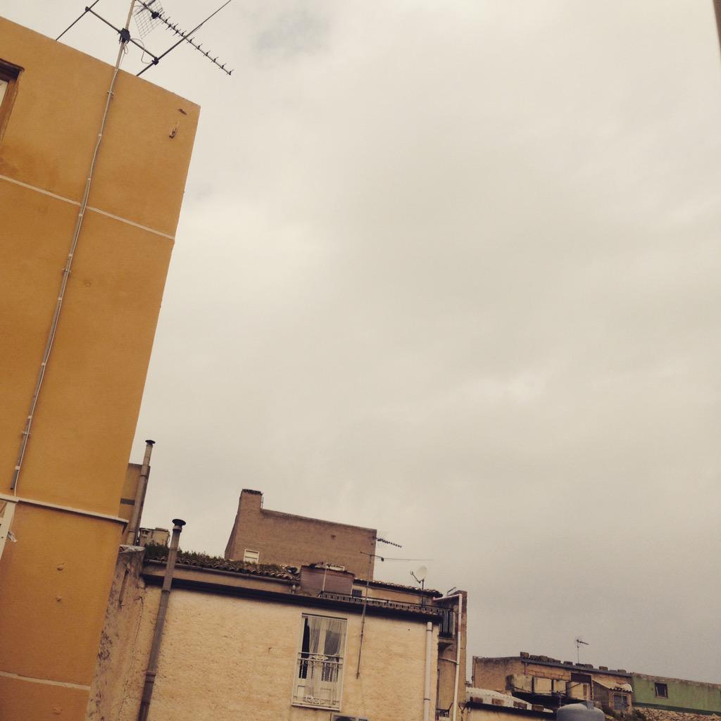 Gind93Ted93's tweet photo. La Primavera è arrivata 😂 #maquali #ironia #cloud #itsabeautifulday http://t.co/sYQOzDMA2a