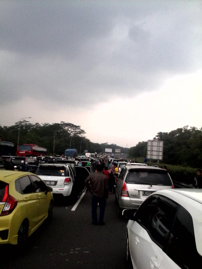 ayedoang57's tweet image. Tol jagorawi lumpuh total....