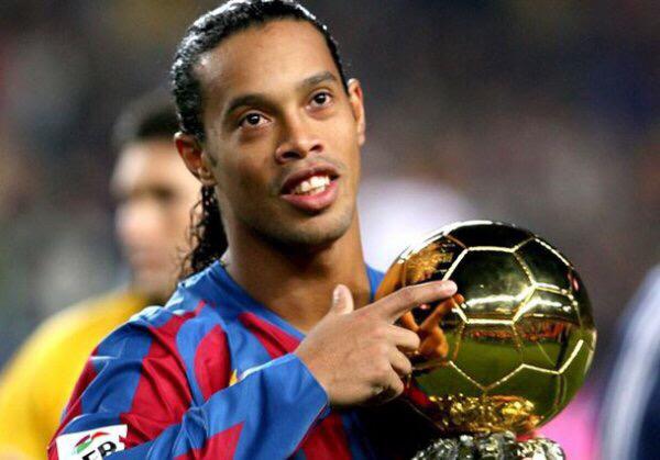 ActuFoot_'s tweet photo. Joyeux anniversaire à Ronaldinho qui fête aujourd'hui ses 35 ans ! #Légende http://t.co/zQrj1maP3t