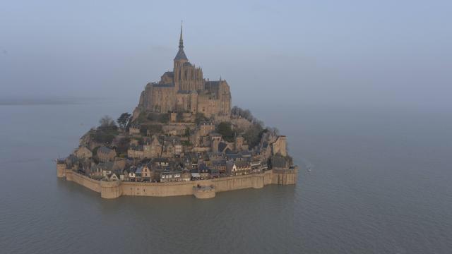 SebastienOF's tweet image. Marée du siècle. Les premières images de la Merveille redevenue une île via @ouestfrance ouest-france.fr/maree-du-siecl…