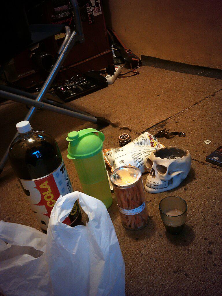 Ternyata cemilan sama kopi isi kepala si tengkorak @kebvn_std