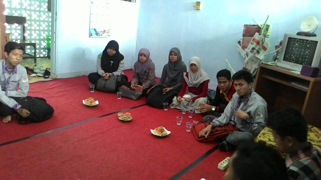 DPMFHUR's tweet photo. Suasana sharing sharing proker bersama @dpmfmipaur http://t.co/oA9p7Hacr1