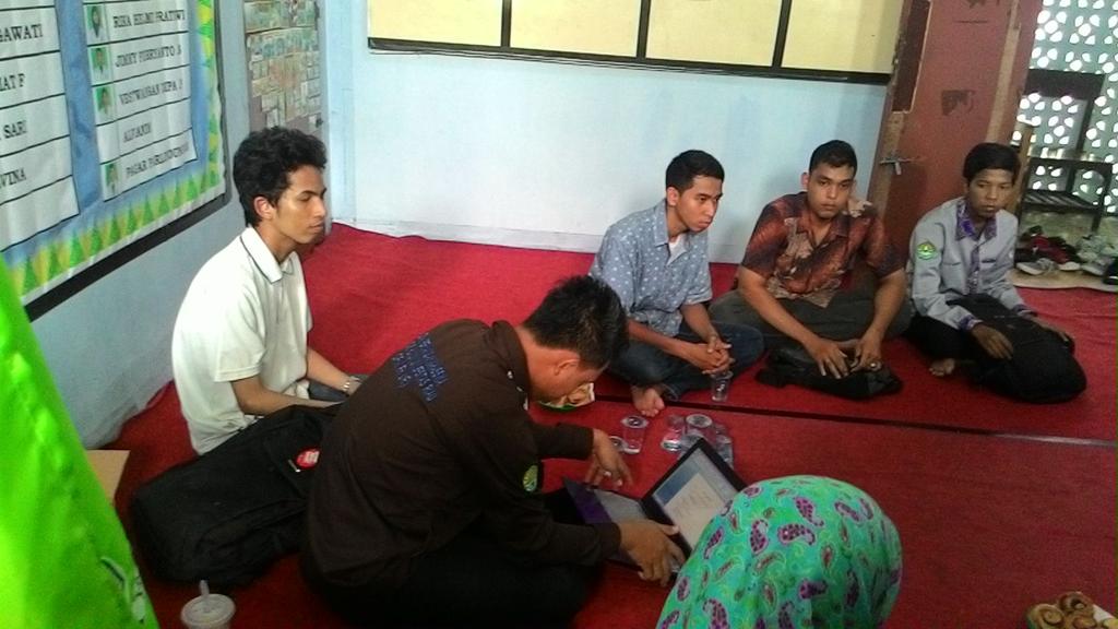 DPMFHUR's tweet photo. Suasana sharing sharing proker bersama @dpmfmipaur http://t.co/oA9p7Hacr1