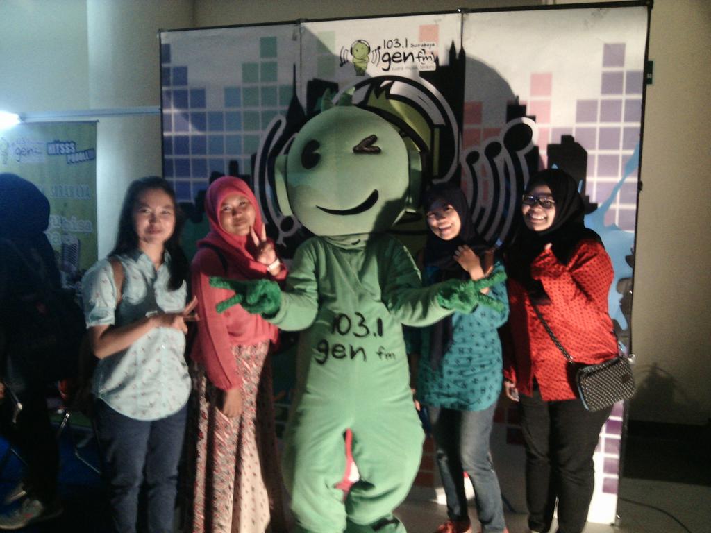 riskiaulia24's tweet photo. Ketemu ini @1031Genfmsby di acara #kompaskampus @KompasTV di @UnairSurabaya http://t.co/bg4UKF6fk6