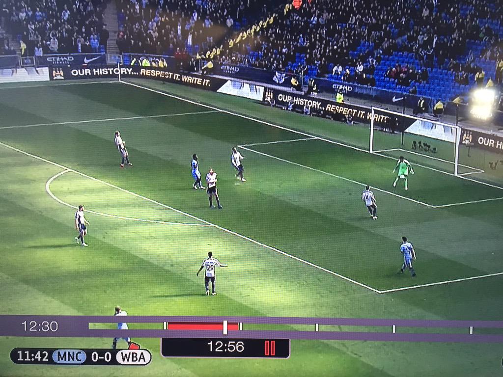 Ben_Bates_'s tweet image. Can&apos;t beat the feeling when you see your design work on tv! #btsport #MCFC #pitchsideLED #aftereffects #cityretro