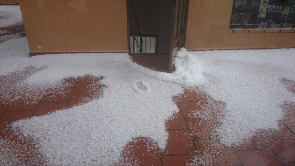 MeteoCanals's tweet photo. Ens arriben moltes fotos de la pedregada que també afectava Novetlè @JorgeVila6 @AdrianRojasVCF i Miquel A. http://t.co/ImUUww0aEW