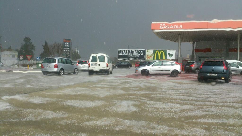 MeteoCanals's tweet photo. Ens arriben moltes fotos de la pedregada que també afectava Novetlè @JorgeVila6 @AdrianRojasVCF i Miquel A. http://t.co/ImUUww0aEW