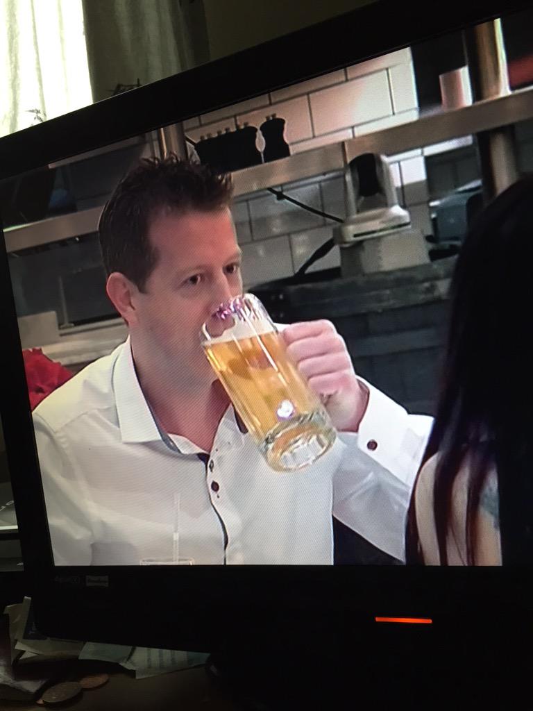 johnnyrae1's tweet photo. What a gangster, Chinning the biggest pints going lol! @Tennant24586 #FirstDates http://t.co/XIQgIVVDkc