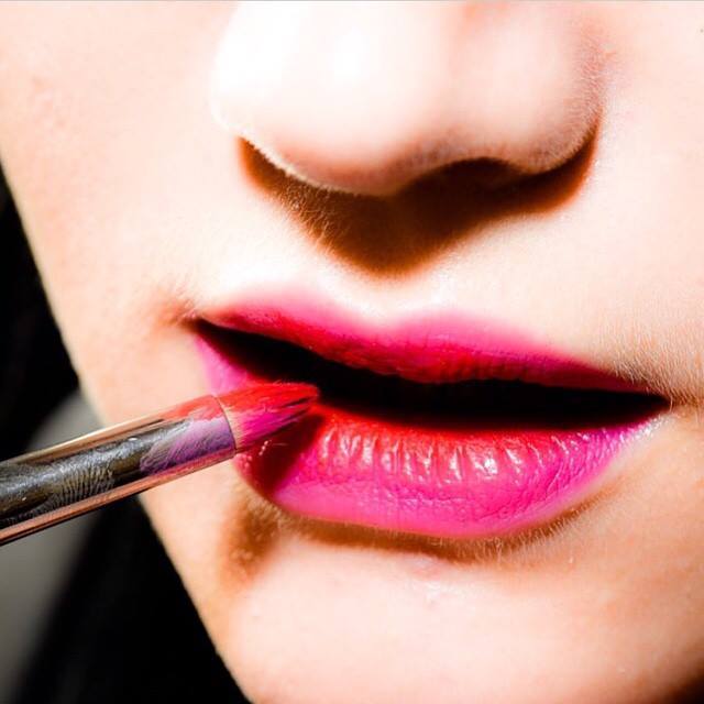 Labios rojos o rosas? Por qué no los dos ;D <3 fashionisima.es/2015/03/think-… #beauty #ideas #makeup  ios