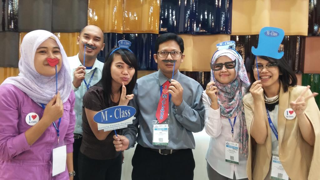 mclassroof's tweet photo. M-class crew juga wefie 😁 happy weekend  yaaa.. http://t.co/wEXFo51axJ